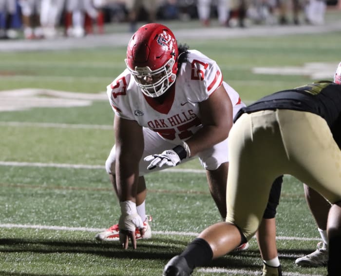 Pou Tatofi (57) waiting for the snap.